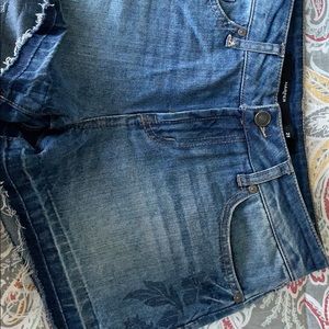 Flower design blue jean shorts